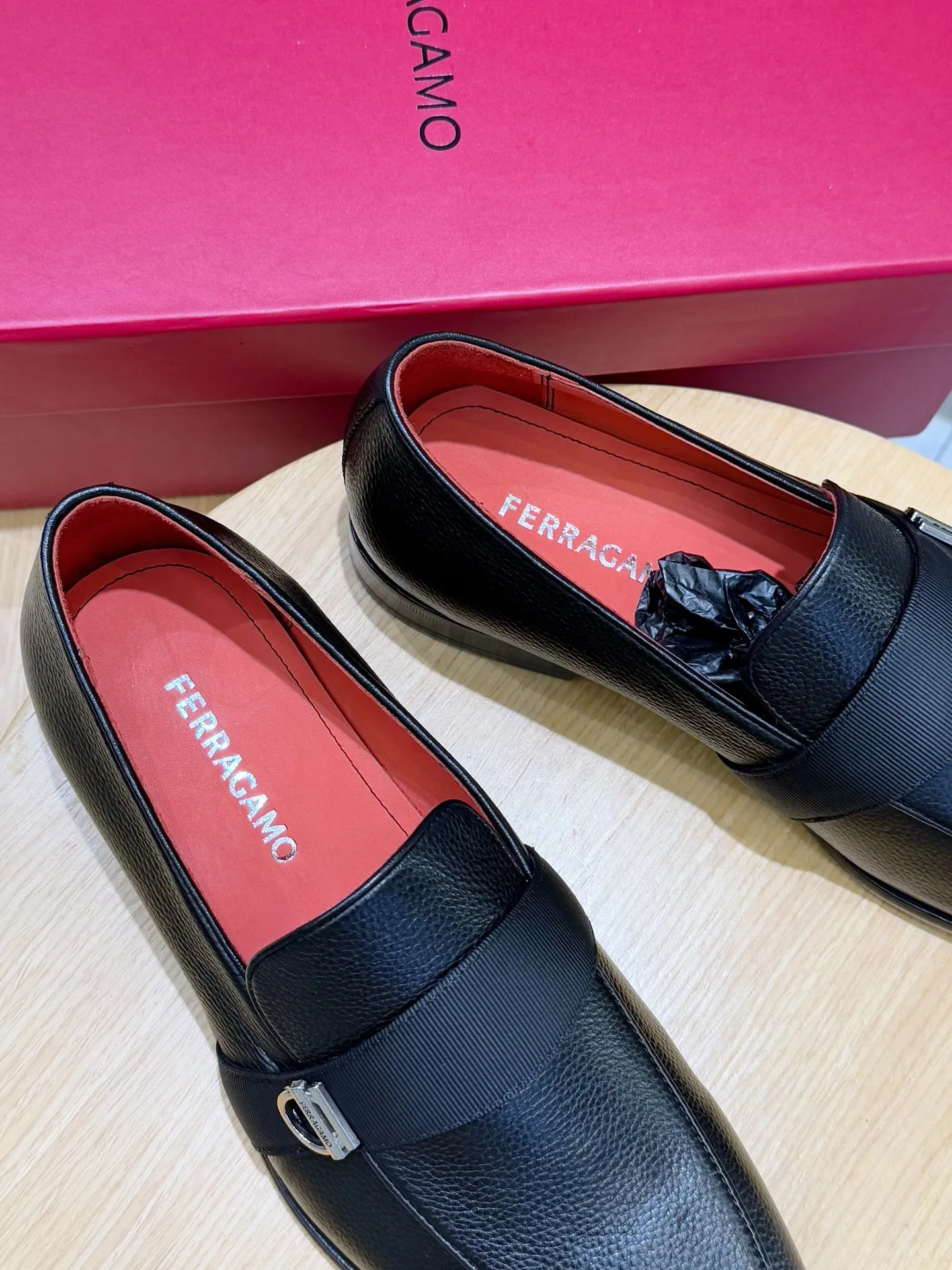 [Ferragam] Top P: 960💰 Size: 39-44 (38. 45.46 can be customized) Ferragamo Gancini buckle moccasins. These men's loafers are exquisite and gorgeous, with shiny patent leather uppers that highlight urban style. The almond-shaped toe adds a stylish touch, with three-dimensional stitching around the upper and contrasting tubular piping for a unique silhouette. The shoes are exquisitely crafted, with grosgrain ribbons and metallic Gancio buckles adding a classic touch, complementing the contrasting red accents. Finished with a slim leather sole. Imported cowhide upper + cowhide lining + genuine leather outsole.